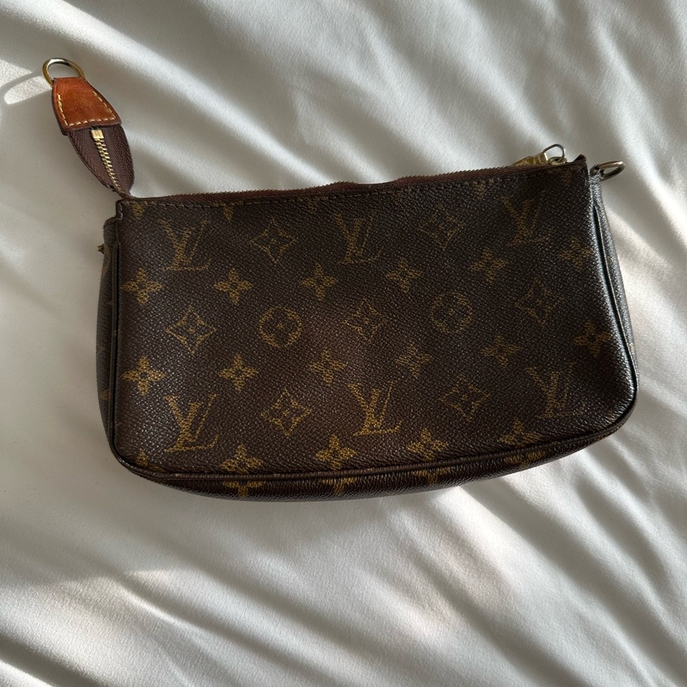 LV pochette (bought second hand and heavily used) comes as in picture